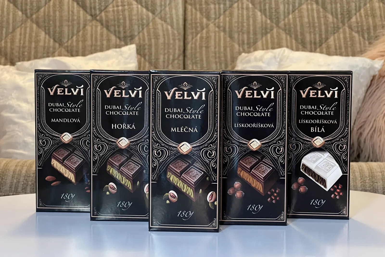Pět dárkových krabiček Velvi s plněnou čokoládou 180 g: mandlová, hořká, mléčná, lískooříšková a bílá